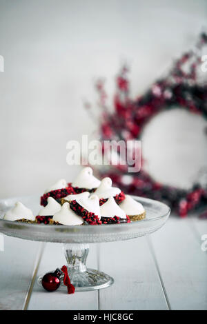 Décorations de Noël et les meringues on cake stand Banque D'Images