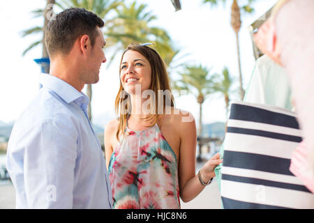 Couple sac de plage au shop avant, Majorque, Espagne Banque D'Images