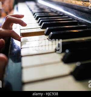 Femme jouant du piano, close-up Banque D'Images