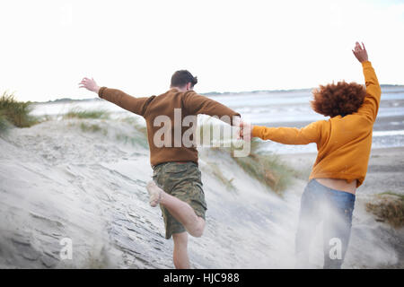 Couple sur la plage de dunes de sable Banque D'Images