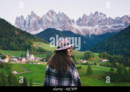 Woman looking over Shoulder, Santa Maddalena, Cols Alpins, Val di Funes (Funes Valley), le Tyrol du Sud, Italie Banque D'Images