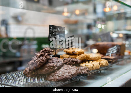 Cafe display cabinet avec les cookies et biscuits empilés Banque D'Images
