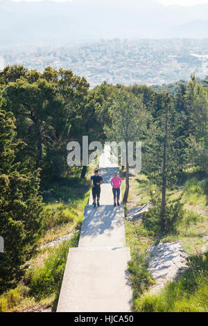 Young man and woman running in park, Split, Dalmatie, Croatie Banque D'Images