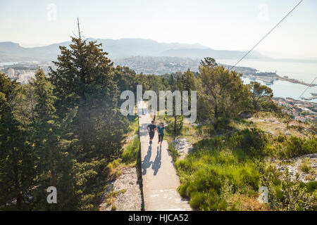 Young man and woman running in park, Split, Dalmatie, Croatie Banque D'Images