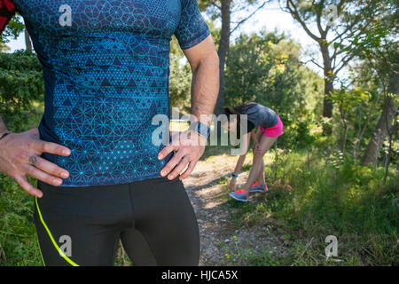 Cropped shot of male runner avec les mains sur les hanches en parc, Split, Dalmatie, Croatie Banque D'Images