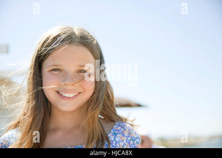 Portrait de jeune fille par mer Banque D'Images