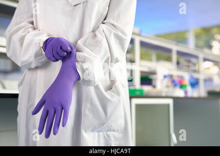 Portrait de chercheur scientifique à mettre en laboratoire sur des gants en latex Banque D'Images