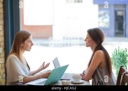 Businesswomen having meeting dans le café bar, Londres Banque D'Images