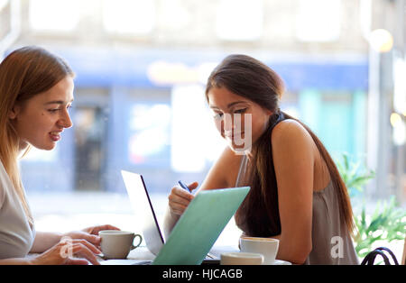 Businesswomen having meeting dans le café bar, Londres Banque D'Images