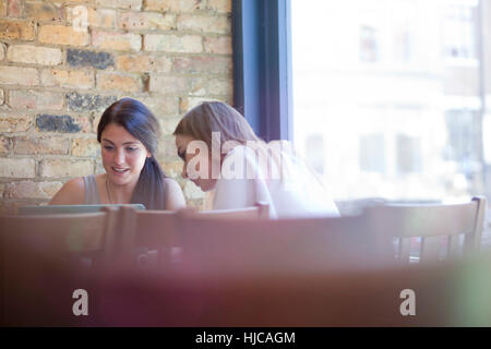 Businesswomen having meeting dans le café bar, Londres Banque D'Images