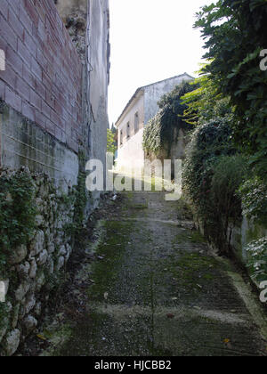 Ruelle en pente du village Pagi Corfu Grèce Banque D'Images