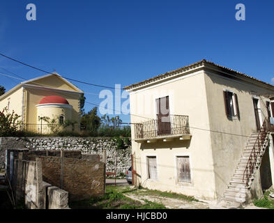 Propriété résidentielle à côté de l'Église à Pagi Village, l'île de Corfou, Grèce Banque D'Images