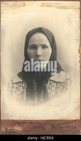 Vintage photo. Portrait de l'une femme âgée dans un foulard. Photorgapher Kadisson, Petrograd, Russie, vers 1920 Banque D'Images