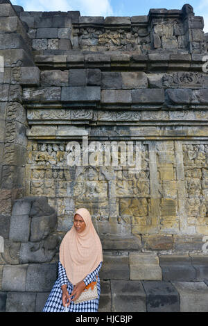 Yogyakarta, Java, Indonésie : une femme non identifiée au repos dans le temple bouddhiste de Borobudur, le 7 août 2016 à Yogyakarta. Banque D'Images