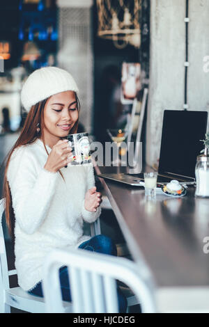 Superbe jeune femme à boire le thé dans le café Banque D'Images