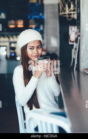 Belle fille de boire dans un bar à Martini Banque D'Images