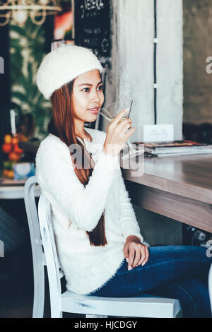 Belle fille de boire dans un bar à Martini Banque D'Images