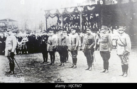 Meubles anciens c1918 photo, les généraux alliés. À gauche est le général Philippe Pétain, sur le point d'être promu maréchal de France. Derrière lui, de gauche à droite - le Maréchal Joffre et le maréchal Foch (France), le maréchal Haig (Angleterre), le général Pershing (USA), le général Gillain (Belgique), le général Albricci (Italie), et le général Haller (Pologne). Banque D'Images