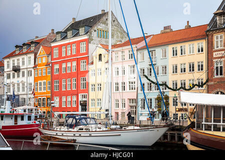 Navires et bâtiments colorés dans le quartier de Nyhavn de Copenhague. Banque D'Images