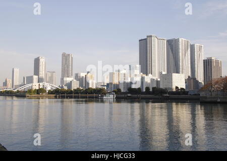 Vue générale des jardins Hamarikyu (japonais : Hama-rikyu onshi teien) dans le quartier de Chuo, Tokyo, Japon. Banque D'Images