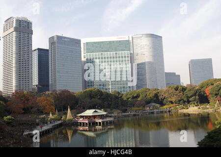 Vue générale des jardins Hamarikyu (japonais : Hama-rikyu onshi teien) dans le quartier de Chuo, Tokyo, Japon. Banque D'Images