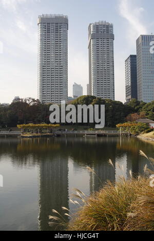 Vue générale des jardins Hamarikyu (japonais : Hama-rikyu onshi teien) dans le quartier de Chuo, Tokyo, Japon. Banque D'Images