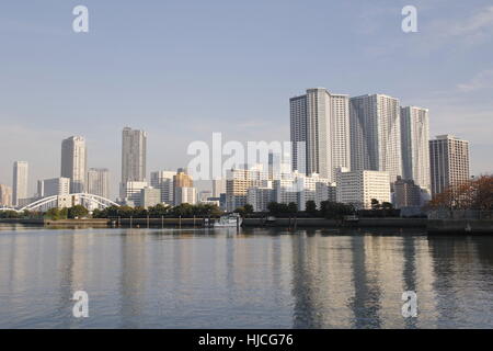 Vue générale des jardins Hamarikyu (japonais : Hama-rikyu onshi teien) dans le quartier de Chuo, Tokyo, Japon. Banque D'Images