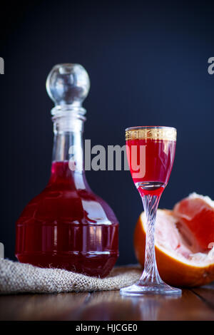 Pamplemousse doux cordial alcoolique dans la carafe avec un verre Banque D'Images