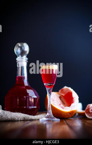 Pamplemousse doux cordial alcoolique dans la carafe avec un verre Banque D'Images