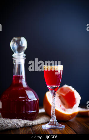 Pamplemousse doux cordial alcoolique dans la carafe avec un verre Banque D'Images