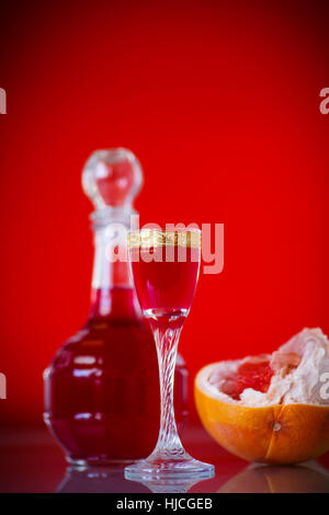 Pamplemousse doux cordial alcoolique dans la carafe avec un verre Banque D'Images