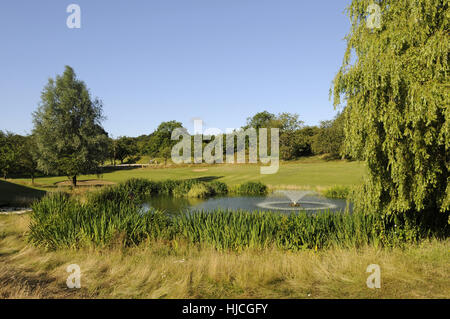 Vue vers le bas sur l'étang au 18ème green et fairway ,Cherry Lodge Golf Club, Biggin Hill, Kent, Angleterre Banque D'Images