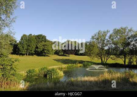 Vue vers le bas sur l'étang à l'allée du 18e ,Cherry Lodge Golf Club, Biggin Hill, Kent, Angleterre Banque D'Images