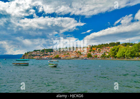 Le lac Ohrid Ohrid en Macédoine avec la ville Banque D'Images
