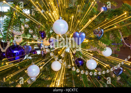 Image en gros plan d'une partie de l'arbre de Noël décorations montrant / baubles Banque D'Images