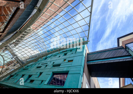 Intérieur du centre commercial Cabot Circus, Bristol, montrant turquoise fin mur du bâtiment et le passage couvert. Toit en verre. Banque D'Images