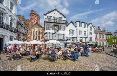 Grande Bretagne, sud-ouest de l'Angleterre, Devon, Exeter, restaurants en plein air à proximité de la cathédrale avec vue sur l'église St Martin et Moll's Coffee House Banque D'Images