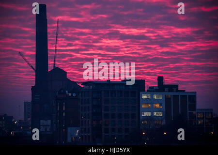 Battersea Bridge, Londres, Royaume-Uni. 23 janvier, 2017. L'heure de pointe a conduit à un magnifique coucher de soleil en amont vers Chelsea Harbour Wharf et. Londres 23 Jan 2017 Crédit : Guy Bell/Alamy Live News Banque D'Images