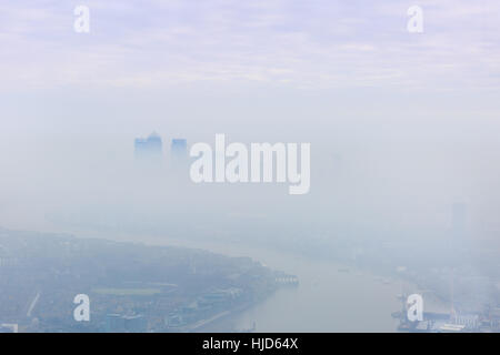 Londres, Royaume-Uni. 23 janvier, 2017. Brouillard dense pour faire une étrange vue de Londres à partir de ci-dessus, avec Canary Wharf à peine visible au loin. Credit : Imageplotter News et Sports/Alamy Live News Banque D'Images