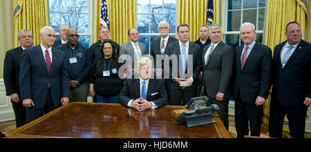 Washington DC, USA. 23 janvier, 2017. Le Président des Etats-Unis, Donald Trump pose pour un groupe américain avec des dirigeants syndicaux dans le bureau ovale de la Maison Blanche à Washington, DC le lundi, Janvier 23, 2017. Le Vice-président américain Mike Pence est à la deuxième à gauche. Credit : Ron Sachs/piscine par CNP /MediaPunch Banque D'Images