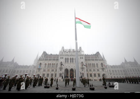 Budapest, Hongrie. 23 Jan, 2017. Drapeau national en berne sur la Place Kossuth, devant le Parlement pleurent les victimes d'un accident de bus à Budapest, Hongrie. Hongrie pleuré le 16 personnes qui sont mortes vendredi soir dernier lorsqu'un bus réunissant les élèves du secondaire Accueil à partir d'un voyage de ski en France s'est écrasé dans un pylône d'autoroute, près de Vérone, en Italie, et s'enflammer. Credit : Csaba Domotor/Xinhua/Alamy Live News Banque D'Images