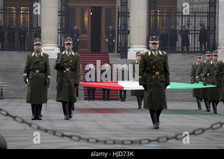 Budapest, Hongrie. 23 Jan, 2017. Le Premier ministre hongrois, Viktor Orban, Président Janos Ader et le Parlement le président Laszlo Kover Laszlo Kover assister au lever du drapeau national et de l'abaissement cérémonie pour se souvenir des victimes d'un accident de bus sur la Place Kossuth, devant le parlement à Budapest, Hongrie. Hongrie pleuré le 16 personnes qui sont mortes vendredi soir dernier lorsqu'un bus réunissant les élèves du secondaire Accueil à partir d'un voyage de ski en France s'est écrasé dans un pylône d'autoroute, près de Vérone, en Italie, et s'enflammer. Credit : Csaba Domotor/Xinhua/Alamy Live News Banque D'Images