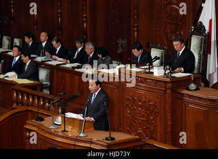 Tokyo, Japon. 23 Jan, 2017. Le Japon, principal parti d'opposition du Secrétaire Général du Parti démocratique Yoshihiko Noda questions au Premier ministre Shinzo Abe pour politique d'Abe, discours à la Chambre basse à la session plénière de la diète de Tokyo. Abe a dit qu'il n'avait pas de changement de son point de vue sur le président américain Donald Trump comme un chef digne de confiance. Credit : Yoshio Tsunoda/AFLO/Alamy Live News Banque D'Images