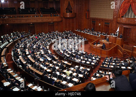 Tokyo, Japon. 23 Jan, 2017. Le Premier ministre japonais Shinzo Abe répond aux questions par le principal parti d'opposition, Secrétaire Général du Parti démocratique Yoshihiko Noda pour Abe du discours politique à la Chambre basse à la session plénière de la diète de Tokyo. Abe a dit qu'il n'avait pas de changement de son point de vue sur le président américain Donald Trump comme un chef digne de confiance. Credit : Yoshio Tsunoda/AFLO/Alamy Live News Banque D'Images