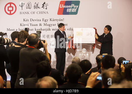 Budapest, Hongrie. 23 Jan, 2017. Le président de la Banque de Chine, Tian Guoli et sous-gouverneur de la Banque nationale de Hongrie, Marton Nagy assister à l'inauguration d'UnionPay carte de débit double-devises émis par la Banque de Chine Hongrie à Budapest. Banque de Chine à la Hongrie et China UnionPay émis la première renminbi chinois et forint hongrois carte de débit. Credit : Attila Volgyi/Xinhua/Alamy Live News Banque D'Images