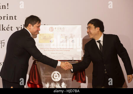 Budapest, Hongrie. 23 Jan, 2017. Le président de la Banque de Chine, Tian Guoli et sous-gouverneur de la Banque nationale de Hongrie, Marton Nagy assister à l'inauguration d'UnionPay carte de débit double-devises émis par la Banque de Chine Hongrie à Budapest. Banque de Chine à la Hongrie et China UnionPay émis la première renminbi chinois et forint hongrois carte de débit. Credit : Attila Volgyi/Xinhua/Alamy Live News Banque D'Images