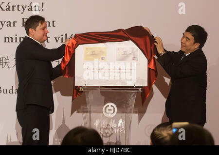 Budapest, Hongrie. 23 Jan, 2017. Le président de la Banque de Chine, Tian Guoli et sous-gouverneur de la Banque nationale de Hongrie, Marton Nagy assister à l'inauguration d'UnionPay carte de débit double-devises émis par la Banque de Chine Hongrie à Budapest. Banque de Chine à la Hongrie et China UnionPay émis la première renminbi chinois et forint hongrois carte de débit. Credit : Attila Volgyi/Xinhua/Alamy Live News Banque D'Images