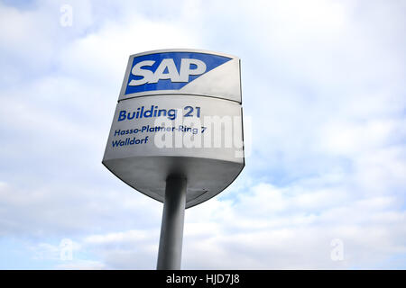 Walldorf, Allemagne. 18 janvier, 2017. Le logo de l'entreprise de la société de logiciels SAP peut être vu sur un panneau près d'un bâtiment de bureaux à Walldorf, Allemagne, 18 janvier 2017. Ils présenteront leurs recettes au cours d'une conférence de presse sur les états financiers le Mardi, 24 janvier 2017. Photo : afp/Alamy Live News Banque D'Images