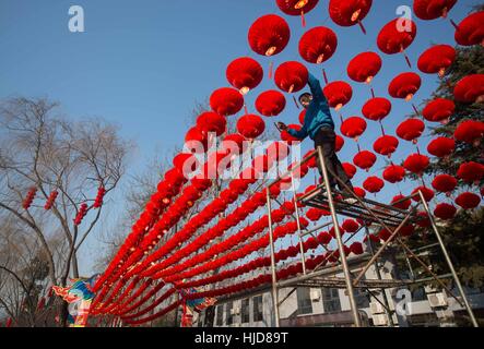 Beijing, Chine. 24 Jan, 2017. Les lanternes rouges sont définis comme décorations dans la région de South Gate Beijing, capitale de la Chine, le 24 janvier 2017, d'accueillir la prochaine fête du printemps, ou Nouvel An lunaire chinois, qui tombe le 28 janvier cette année. Credit : Luo Xiaoguang/Xinhua/Alamy Live News Banque D'Images