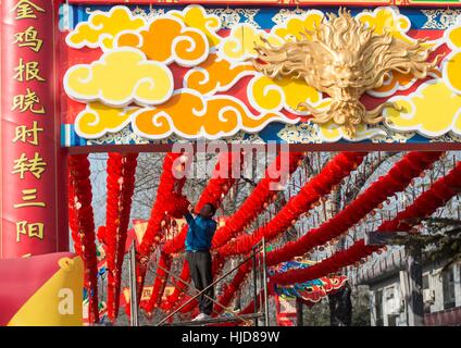 Beijing, Chine. 24 Jan, 2017. Les lanternes rouges sont définis comme décorations dans la région de South Gate Beijing, capitale de la Chine, le 24 janvier 2017, d'accueillir la prochaine fête du printemps, ou Nouvel An lunaire chinois, qui tombe le 28 janvier cette année. Credit : Luo Xiaoguang/Xinhua/Alamy Live News Banque D'Images